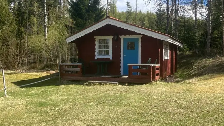 Lill-stugan, en röd stuga med veranda