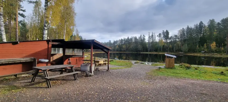 Slogbod och grillplats vid Svarttjärn